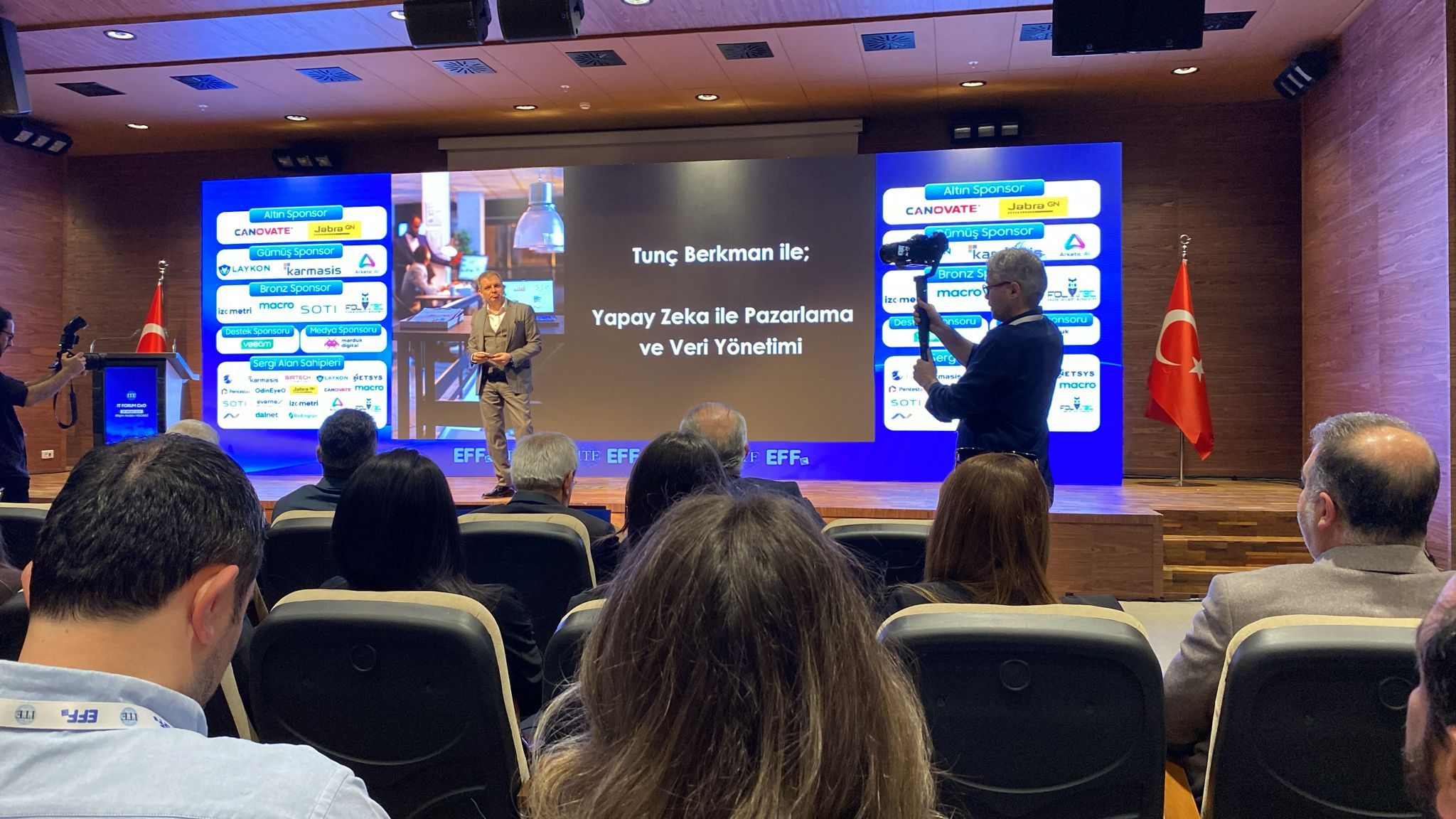 A session on marketing and data management with artificial intelligence at IT Forum CxO 2026